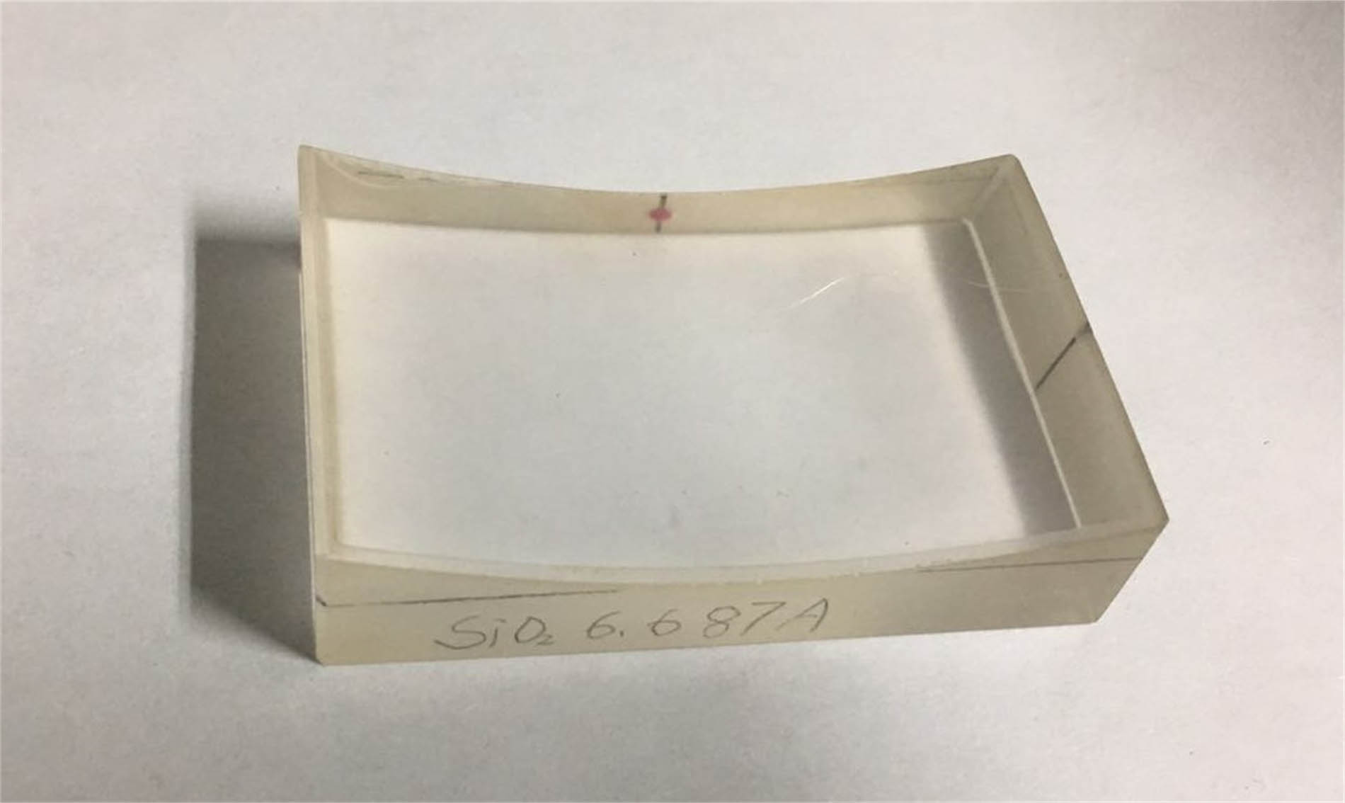 Fabricated multi-curvature α-quartz crystal on the glass substrate.