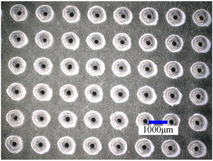 通过激光加工在石英玻璃基底上制备的微孔阵列Micro-pore array on quartz substrate fabricated through laser etching