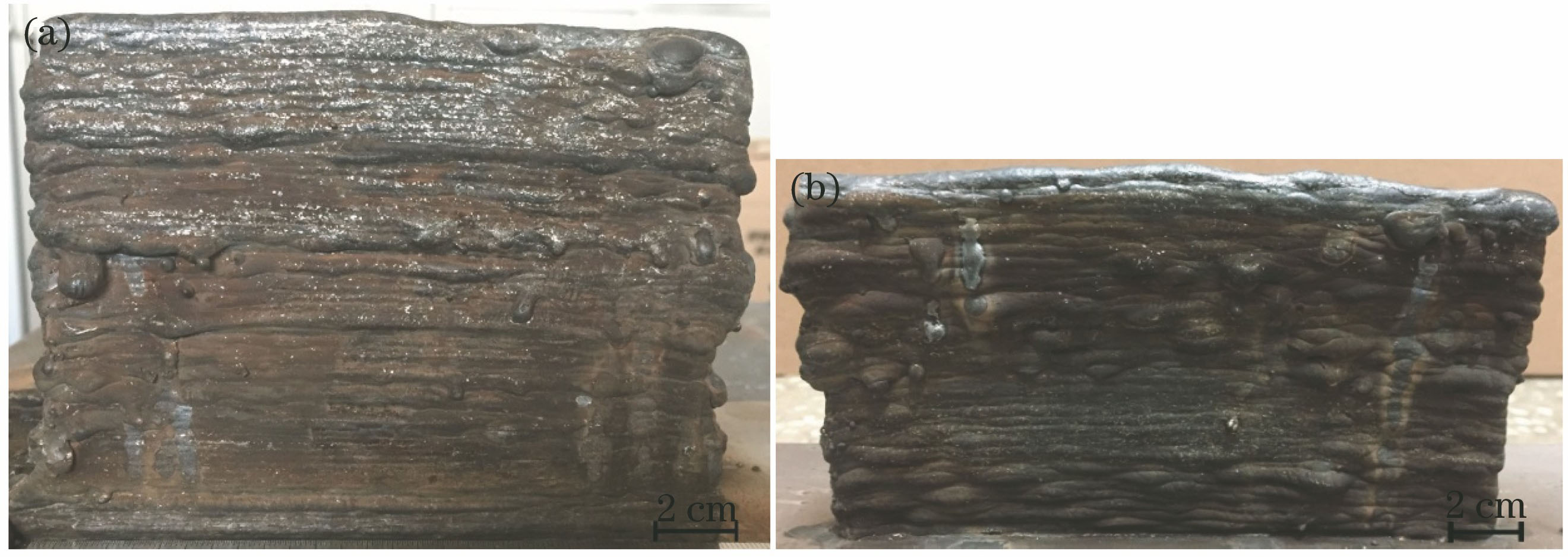 不同堆积速度下得到的单TIG电弧增材制造墙体。(a) 400 mm/min;(b) 800 mm/min