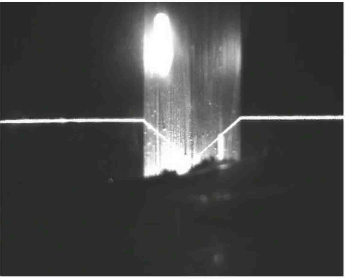 有干扰的焊缝激光条纹图像