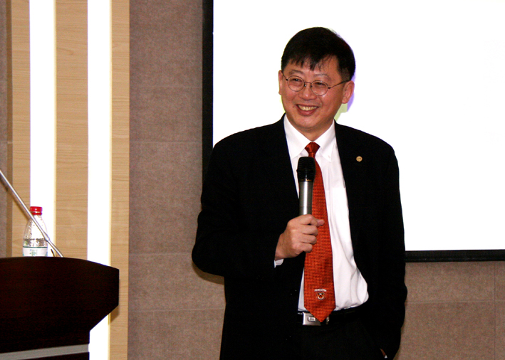 纳米印刷技术发明人、美国工程院院士周郁教授