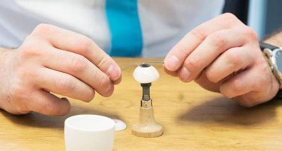 比利时眼科医生制造出首个3D打印义眼-中国光