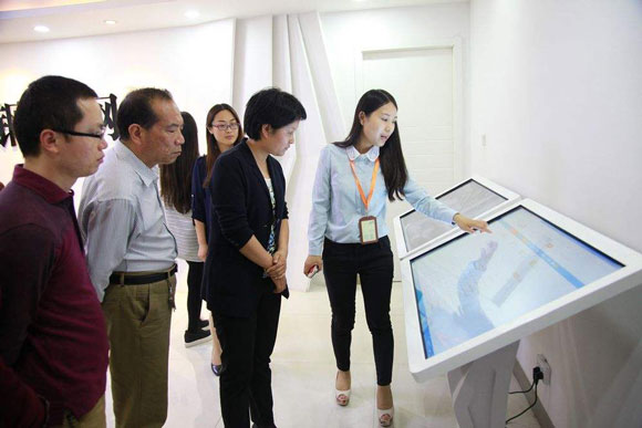 哈尔滨工业大学副校长徐殿国到装备所参观交流