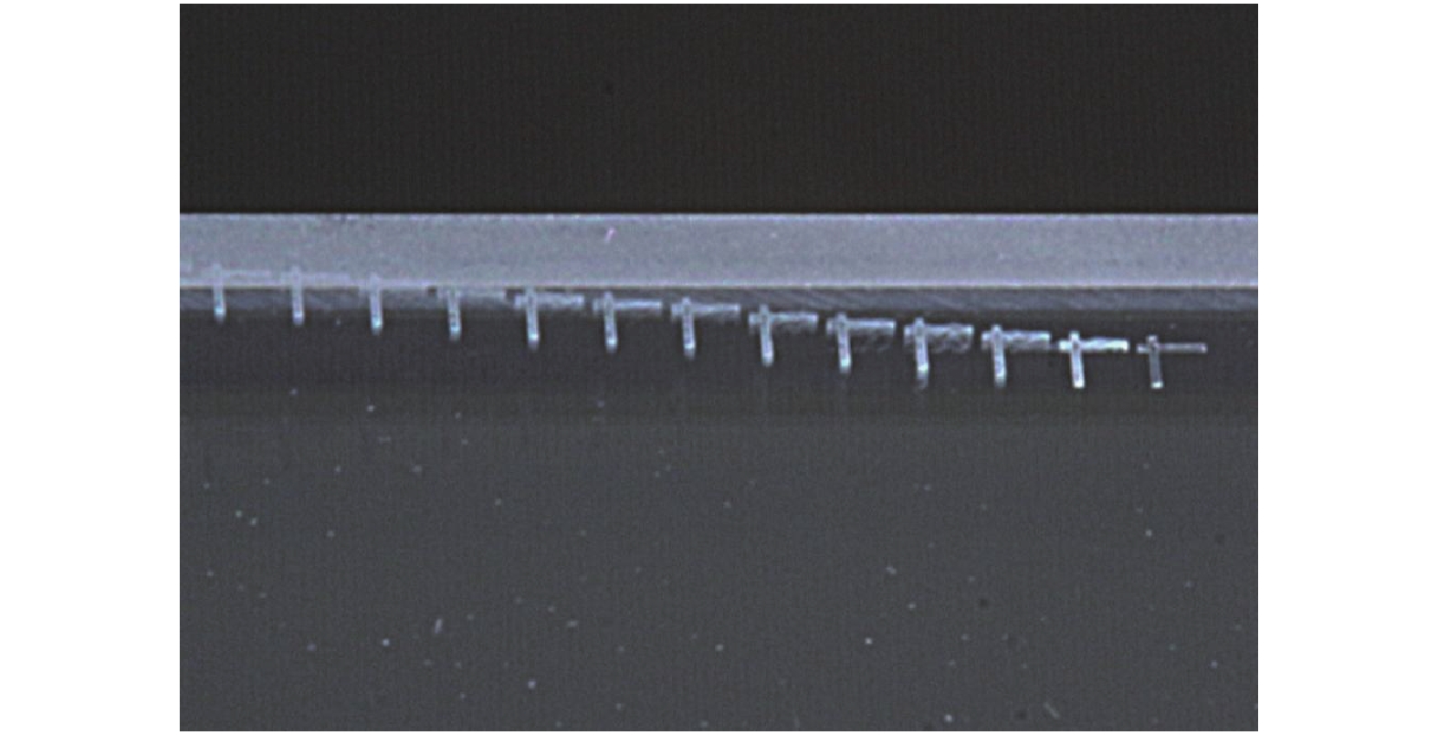 在不同聚焦深度上对红外康宁玻璃进行激光打标的微距照片