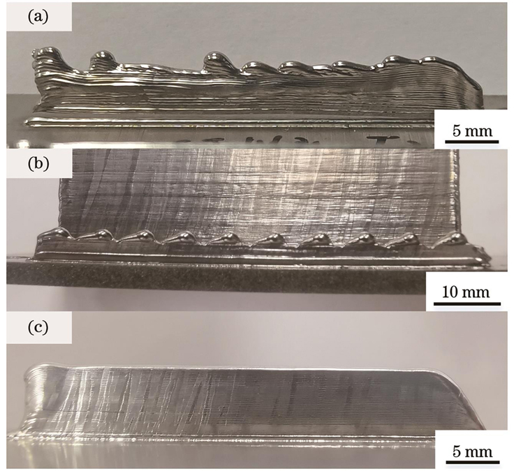 不同工艺参数下的薄壁形貌。(a)P=50 W;(b)P=175 W;(c)P=100 W