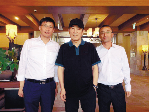 沈阳新松移动机器人bg总裁张雷(左,移动机器人bg总工程师刘俏(右)与